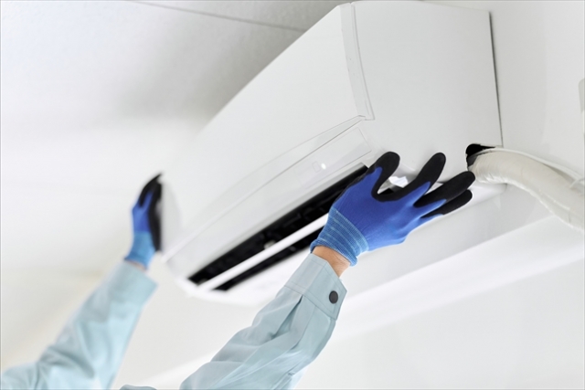 エアコンの取り付けをしている作業員