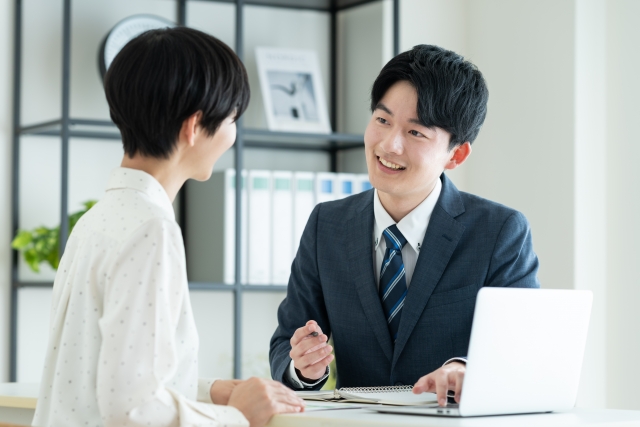 提案する男性