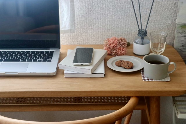 作業デスクに置かれたパソコン