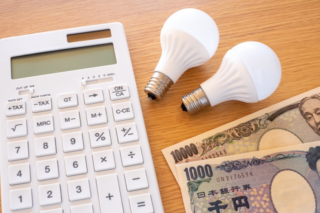 電卓と紙幣と電球