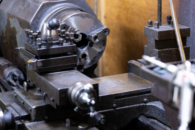鉄工場の旋盤機械