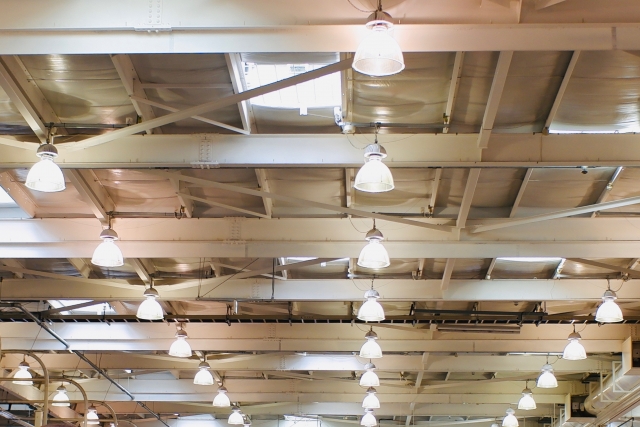 照明器具が多数つけられた工場の天井