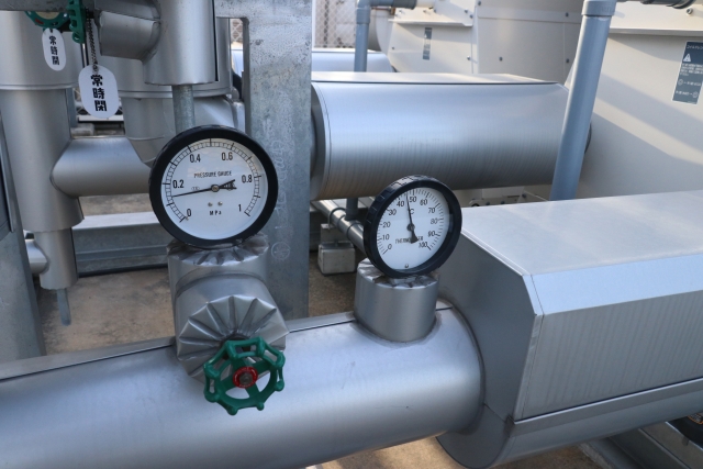 パイプに設置された圧力計と温度計