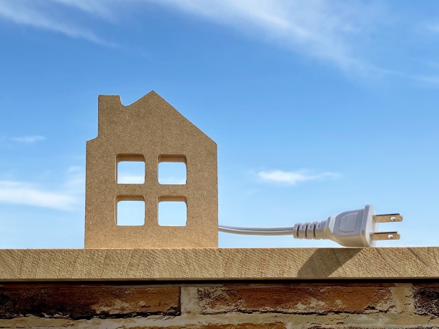 家の模型と電気プラグ