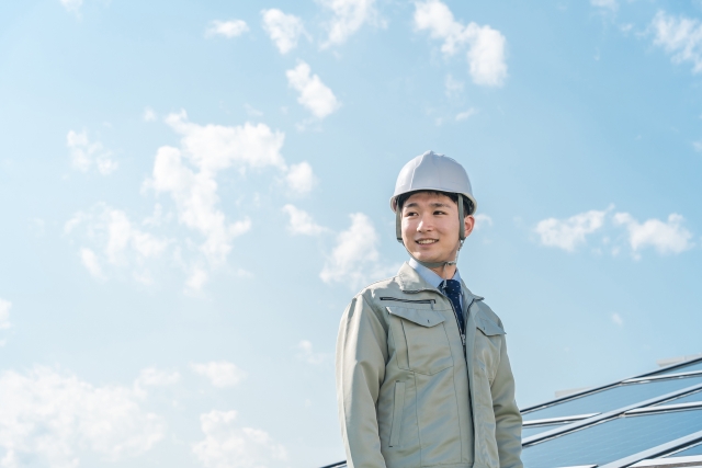太陽光発電パネルと作業員