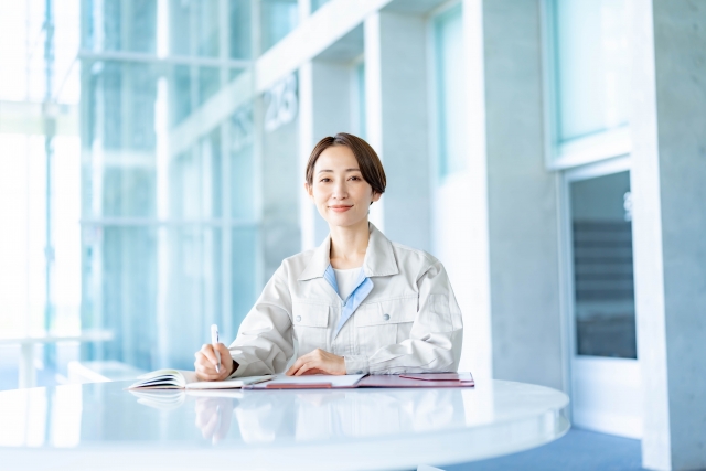 資格の勉強をする女性