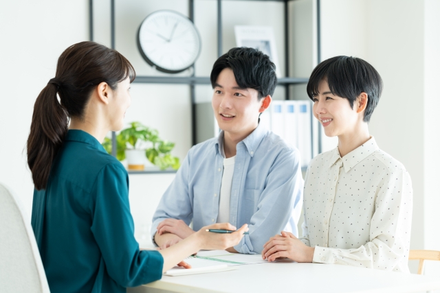 プランナーに相談する若い夫婦