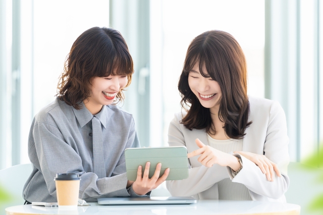 ミーティングをする2人のビジネスウーマン
