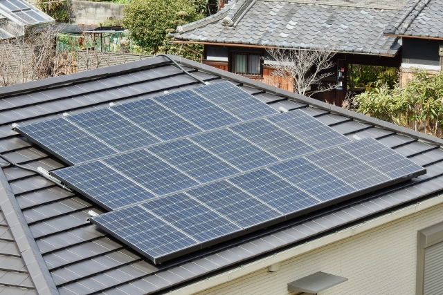 屋根の上に設置された太陽光発電システム